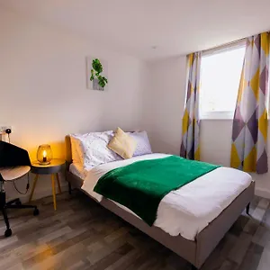 2 Bedrooms -parking-very Spacious-wifi Apartment London